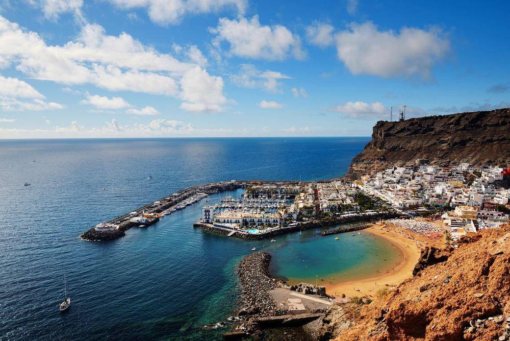 Vista de Puerto de Mogán, con su marina y la playa, en la costa suroeste de Gran Canaria